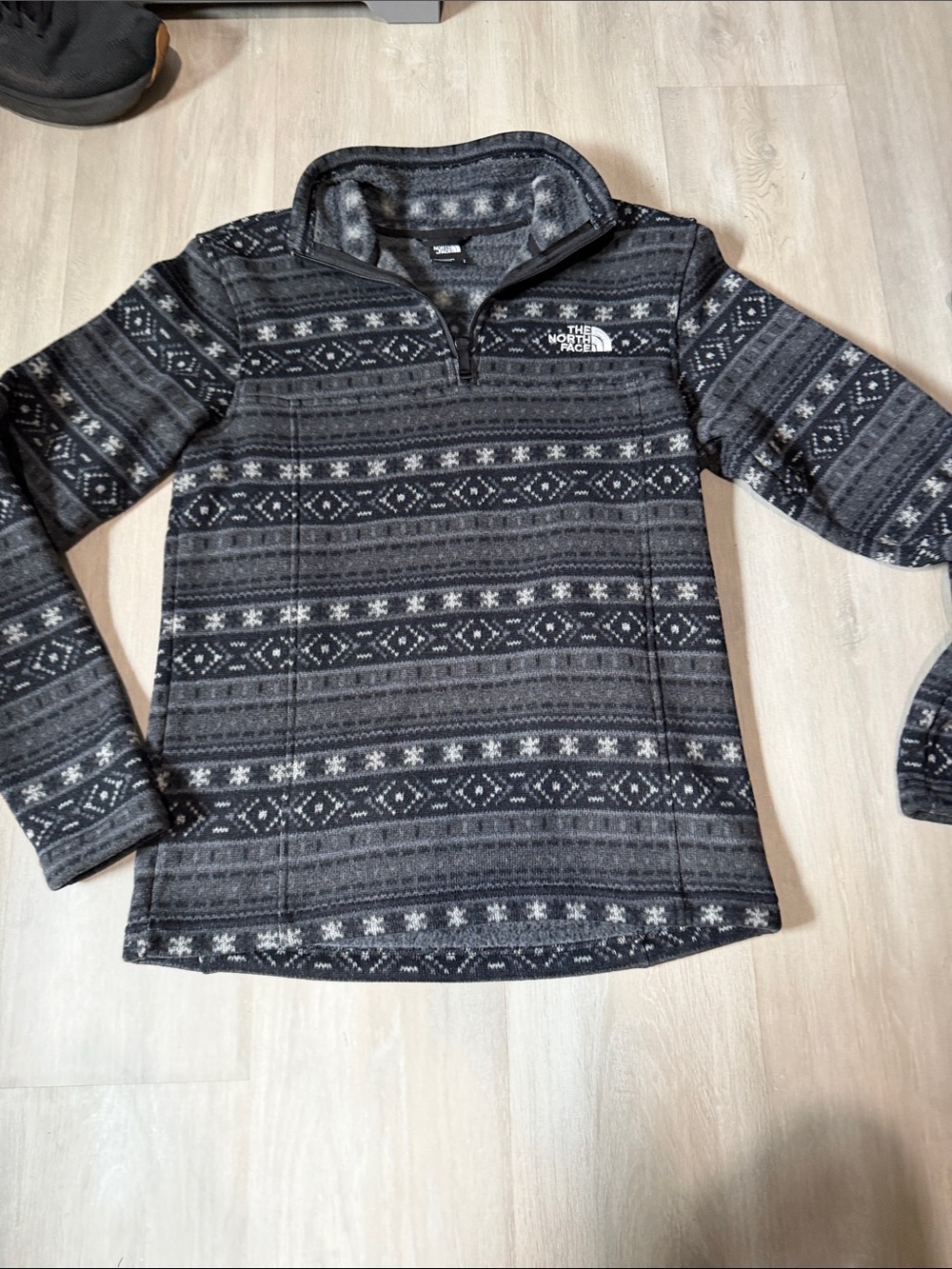 The North Face Men’s Charcoal Patterned Quarter-Zip Fleece Pullover size small